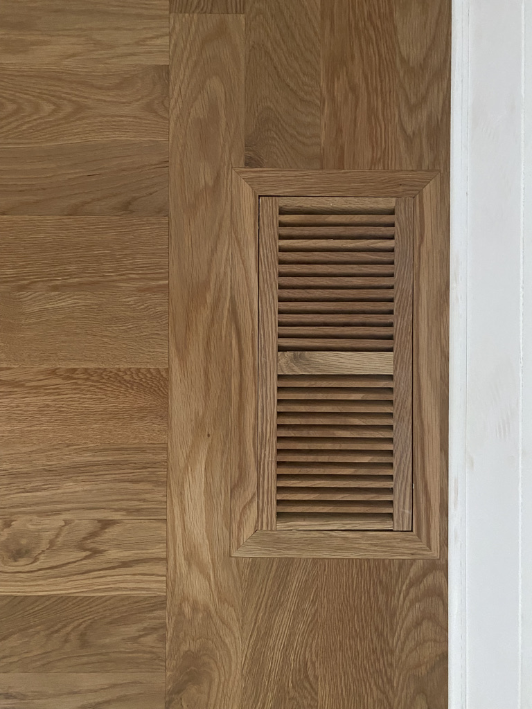 Floor vent for heat pump system