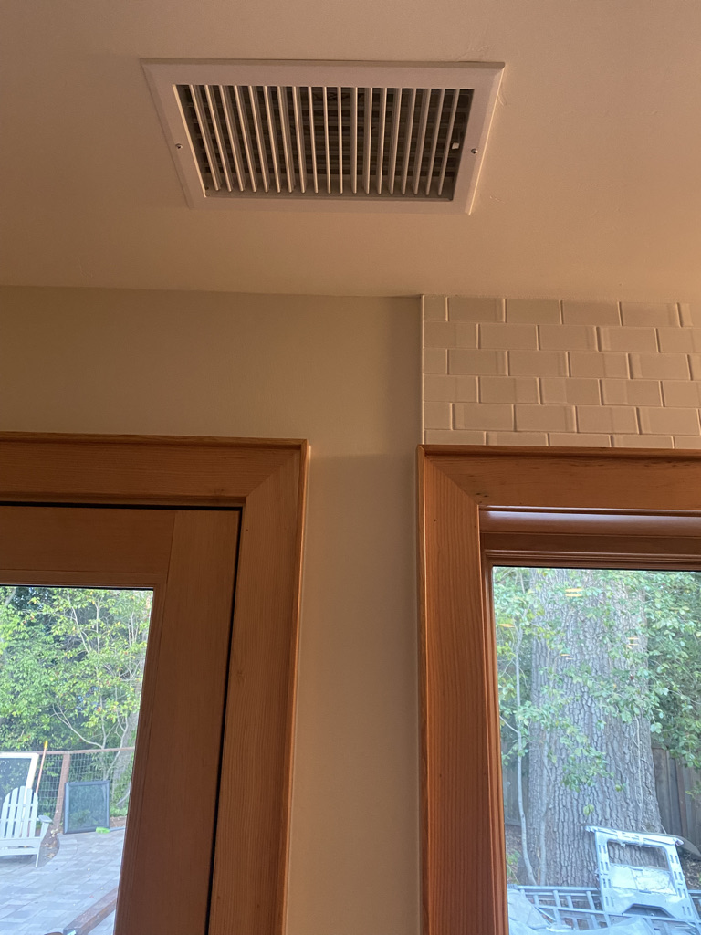 Return air vent for heat pump
